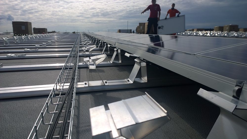 Taket på Asko-bygget er så gammelt at bare deler av taket kunne dekkes med solcellemoduler. Årsaken er  lavere snølastgrense. Løsningen ble spesialkonstruerte stativer, og ganger for å forenkle snørydding.