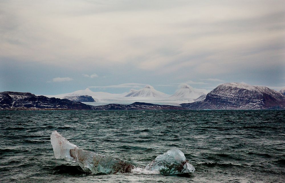 Is og fjell: Fra Kongsfjorden utenfor Ny-Ålesund. Foto: Eirik Helland Urke