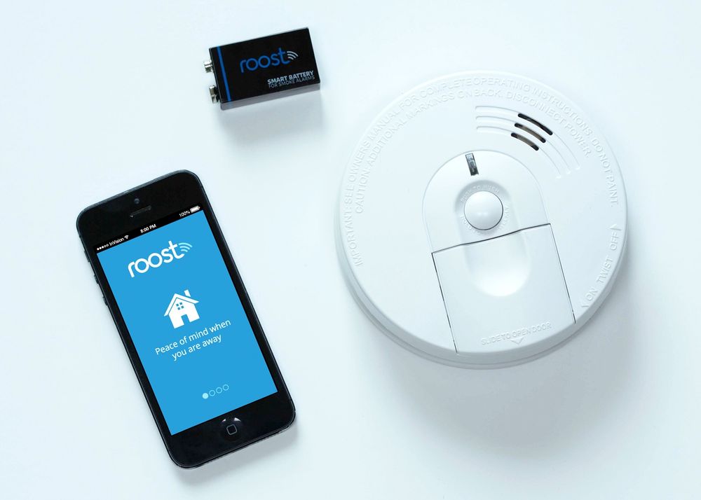 Oppstarsbedriften Roost kommer snart med et batteri med en egen wifi-enhet. Med en app på telefonen kan du varsles når røykvarsleren går. 