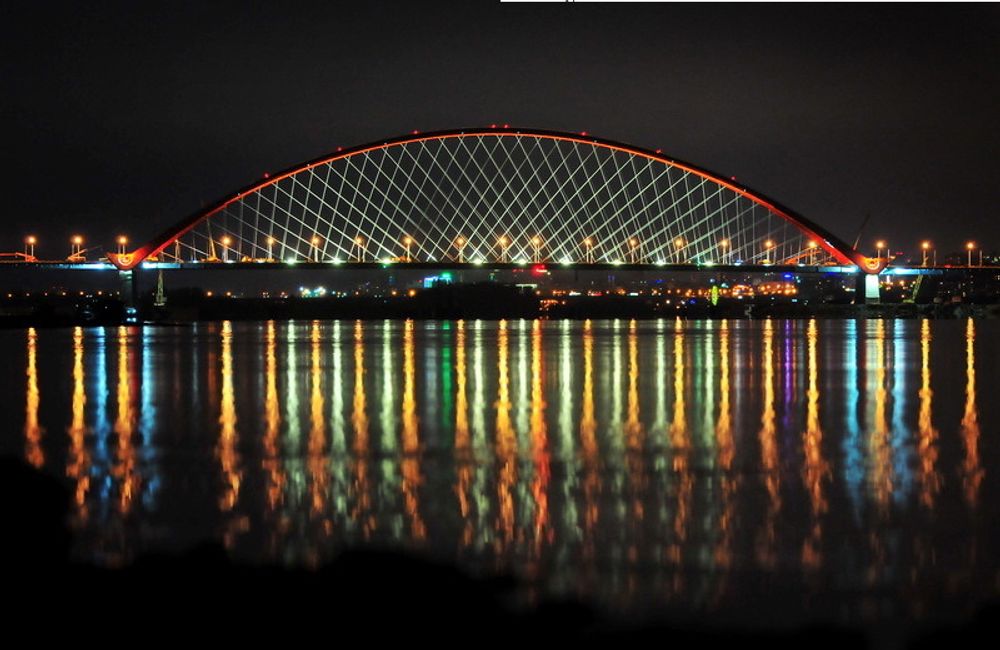 Den nye brua i Novosibirsk er blitt et landemerke over elven Ob. Den røde buen er inspirert av våpenskjoldet til byen.