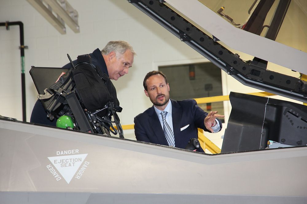 Kronprins Haakon var den eneste som fikk bli med Alan Norman opp i cockpit. Ifølge Forsvarsdepartementet var Lockheed Martin-ledelsen begeistret for kongelig besøk. 