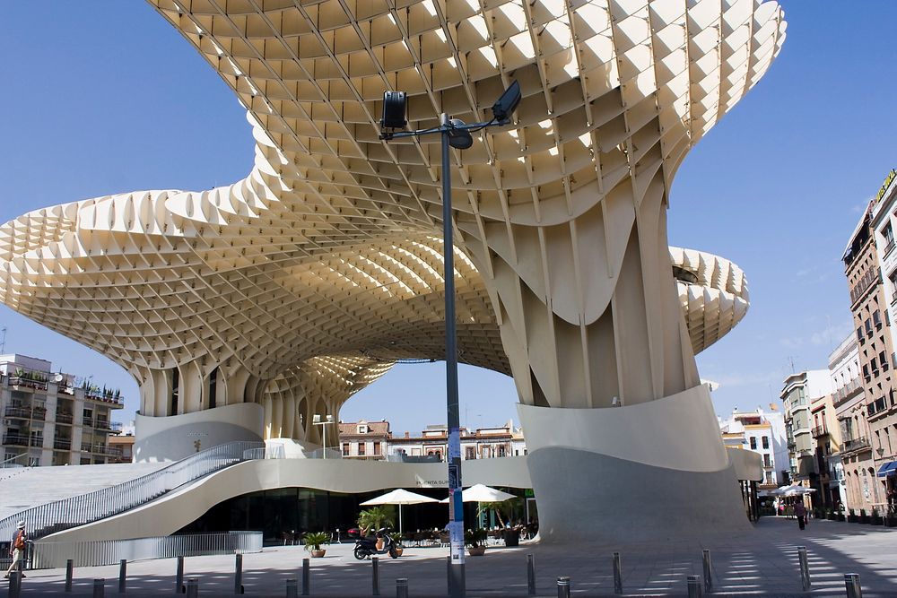 SEVILLA: Metropol Parasol i Sevilla er større, men ikke høyere. Det regnes med sine 5000 m2 som verdens største trestruktur. 