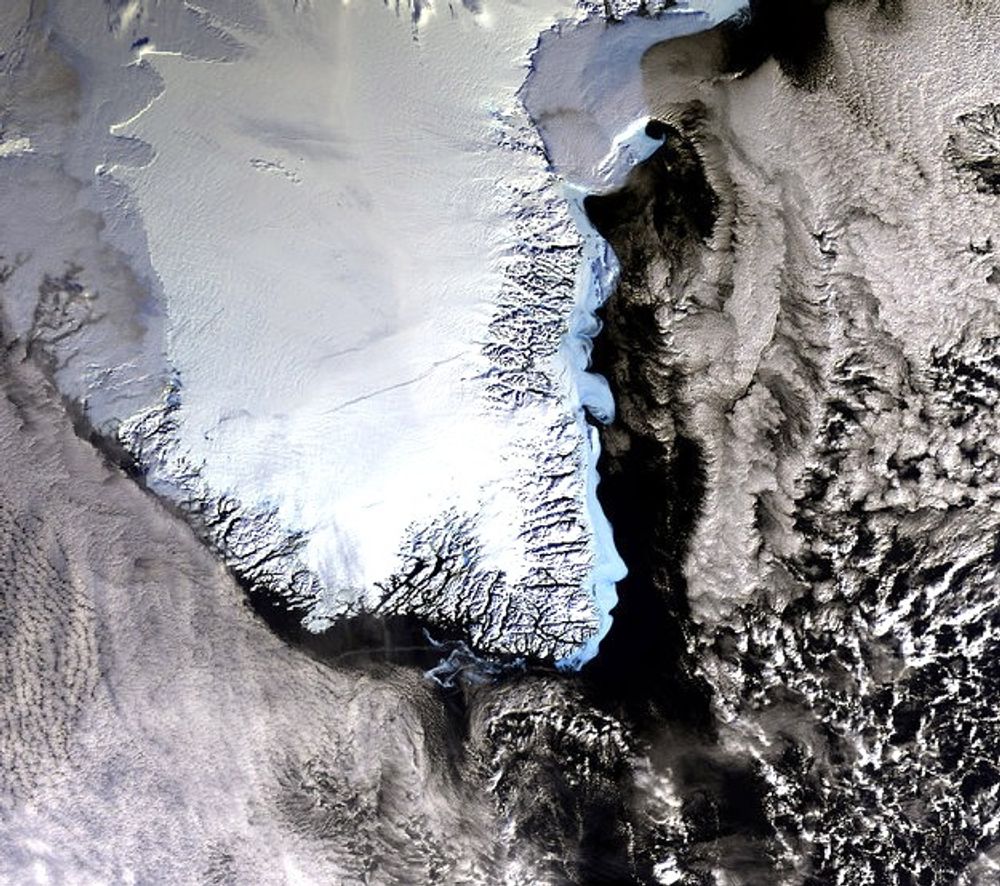 På Grønland ligger det opp mot tre kilometer is over et stort område. Gravitasjon gjør at ismassene drar havet mot seg. Smelting vil redusere denne tiltrekningen. Dette vil slå sterkest ut i nærheten av Grønland.
