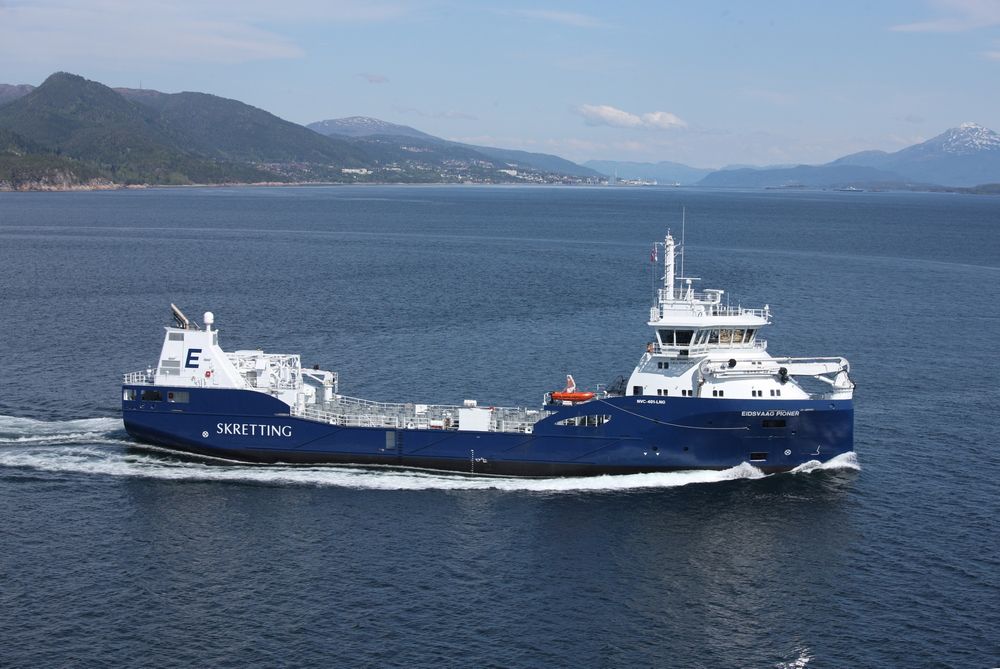 Eidsvaags fôrbåt er bygget av Vard Aukra og er 75 meter lang og 13,6 meter bred. Det LNG-drevne fartøyet er spesialbygd for bulktransport og leveranse av fiskefôr til oppdrettsanlegg.