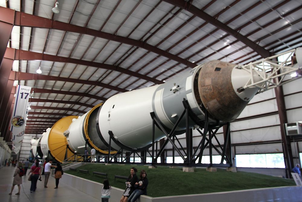 Fire deler: Saturn V har fire deler, tre bæreraketter og en romkapsel foran. Hangaren har et avansert luftsystem som skal bevare rakettens materialer på en best mulig måte. 
