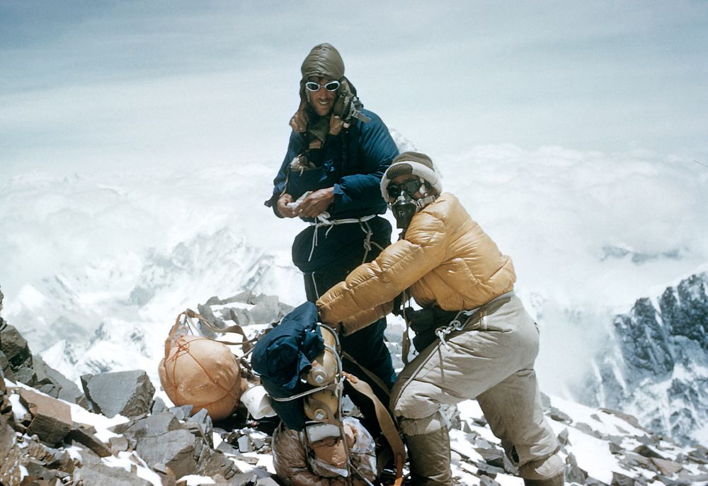 Sir Edmund Hillary og Tenzing Norgay nådde toppen av Everest med hvert sitt oksygenapparat med åpent kretsløp. Bildet er tatt på sør-ryggen av fjellet.