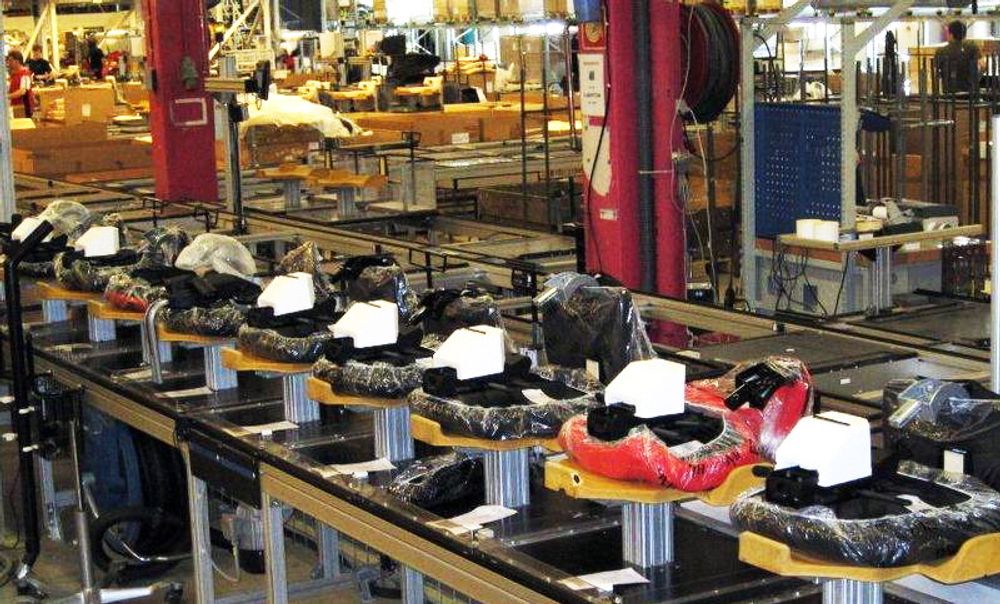 Røros Metall har laget en svært fleksibel produksjonslinje hvor de kan kundetilpasse avfalls- og renholdssystemer helt ned til det enkelt produkt, slik som disse på Gardermoen. 