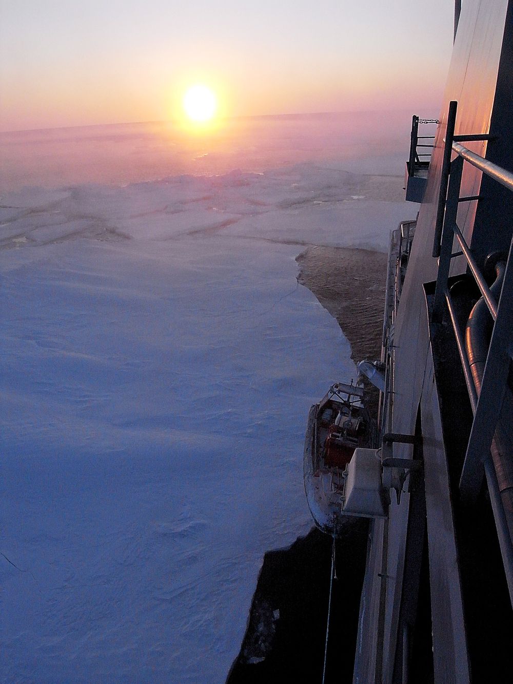 Glimt: Sola titter så vidt fram i det arktiske isødet. foto: Knut Espen Solberg/DNV    