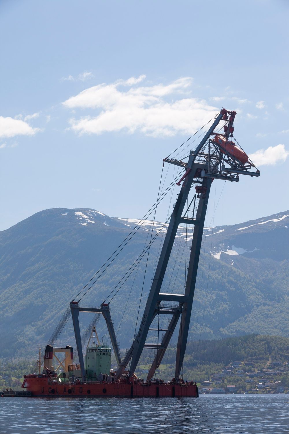 Rekordslipp: Livbåten FF1200 heises opp til 65,1 meter av kranskipet MS Uglen. Livbåten med egenvekt på 21 tonn og 7 tonn sandsekker oppførte seg som forutsett og ble kjørt i 4 timer etterpå for å forsikre seg at fartøyet fungerer etter sertifikatkrav. 