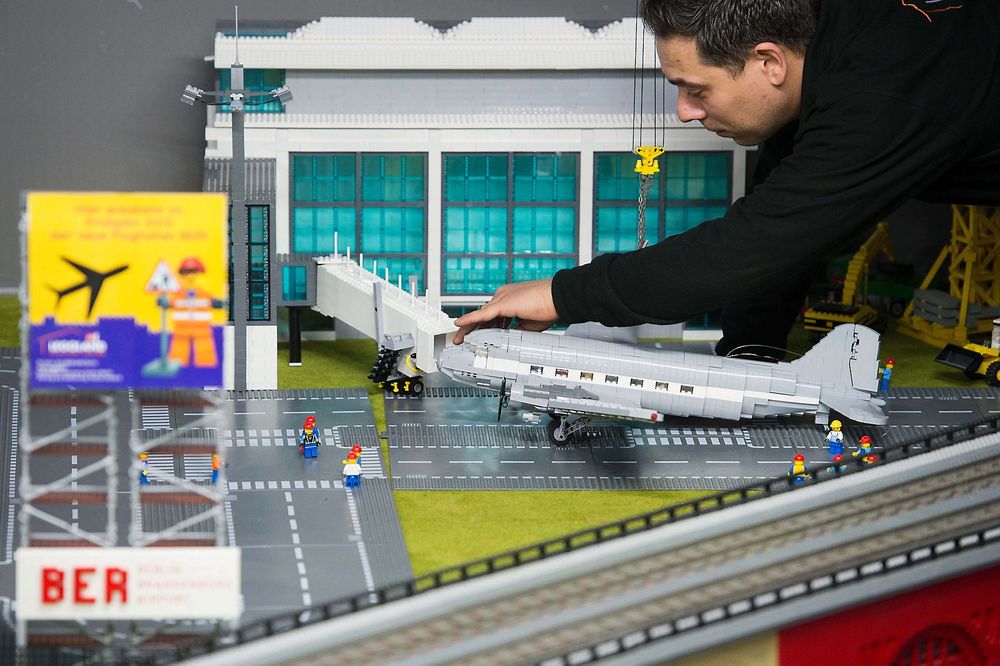 Klossete: Mediene har harselert med at det foreløpig bare er legoutgaven av den nye hovedflyplassen som er klar, her på Lego Discovery Center ved Potsdamer Platz i Berlin. 