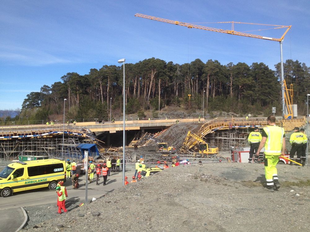 En bro ved IKEA i Trondheim kollapset onsdag. En bil befant seg under. Seks personer er brakt til sykehus. 