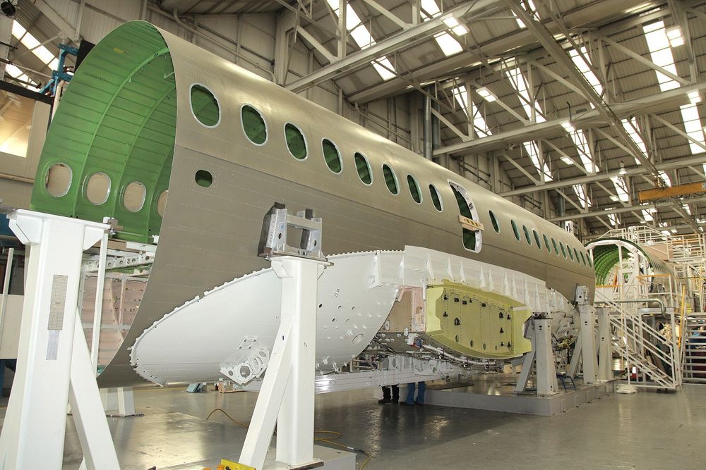 Det første skroget til et produksjonsfly er nettopp ferdigstilt. Det produseres i Irland og sendes over til Canada for sluttmontering. 
