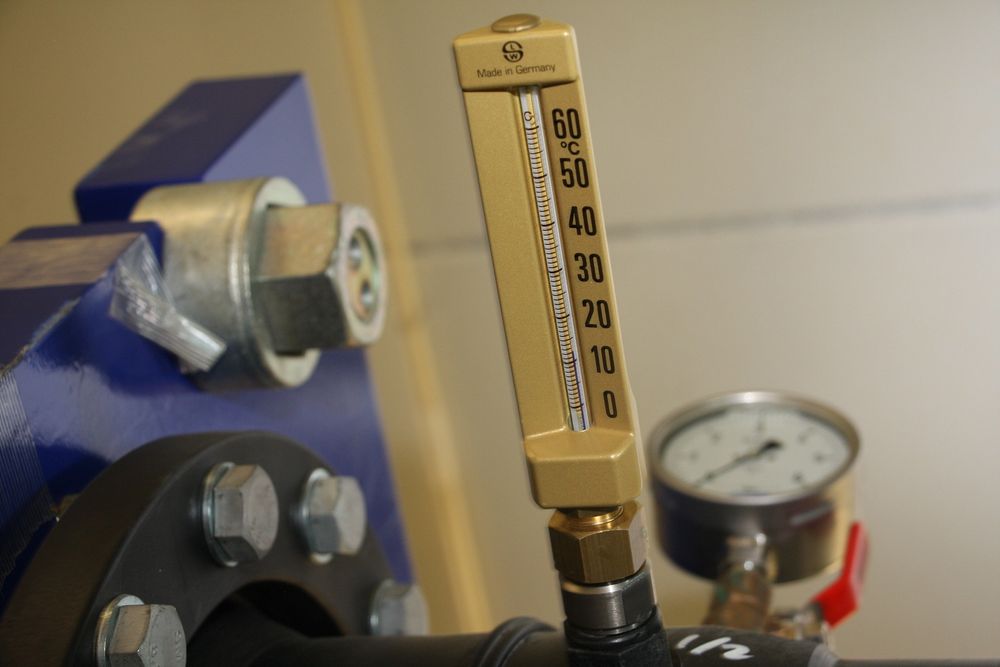 ENKELT: Et konvensjonelt termometer er plugget inn i sjøvannsdelen av kjøleanlegget for visuell kontroll av vanntemperaturen.