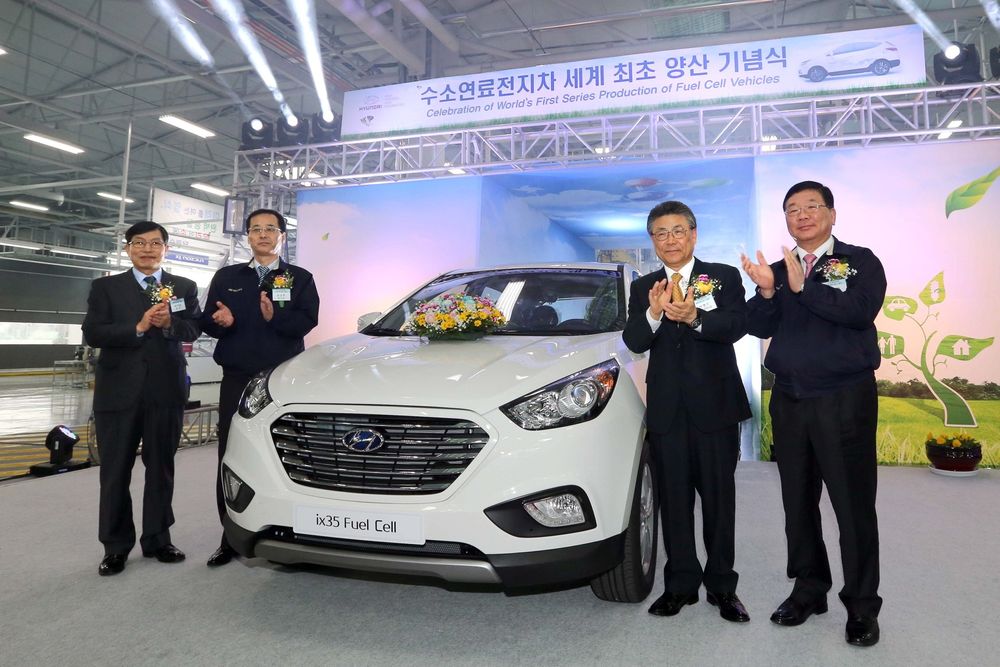 Den første serieproduserte ix35 FCEV ble møtt på sluttmonteringslinja av Hyundai Motors-ledelsen. 