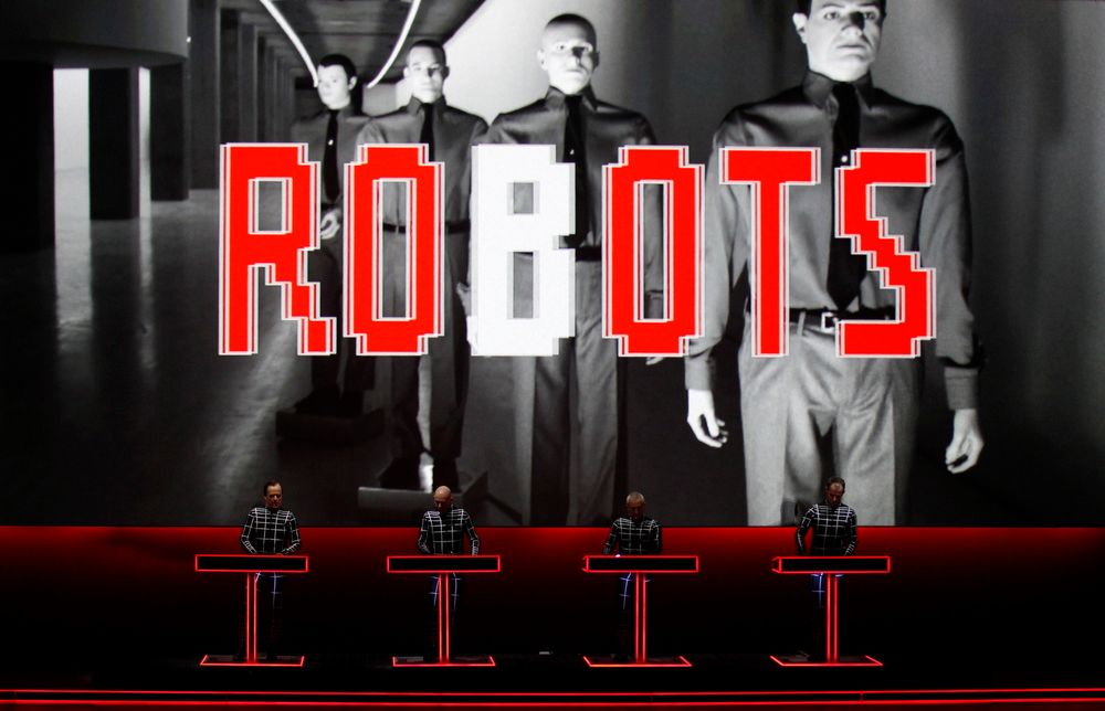 WE ARE THE ROBOTS: De tyske elektronika-pioneerene i Kraftwerk holder åtte  konserter på Tate Modern i London. Kraftwerk er kjent for å bruke roboter som stand ins for seg selv på scenen. Nå kjører de også de visuelt show i 3D som en del av konsertopplevelsen. FOTO: REUTERS 