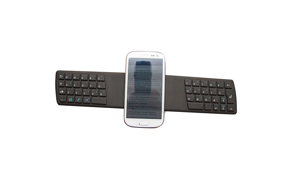 One2touch: Mobilen plasseres midt på tastaturet. Her sitter også NFC-­antennen, slik at mobil og tastatur kommuniserer så lenge de er i berøring.­ Foto: Marius Valle 