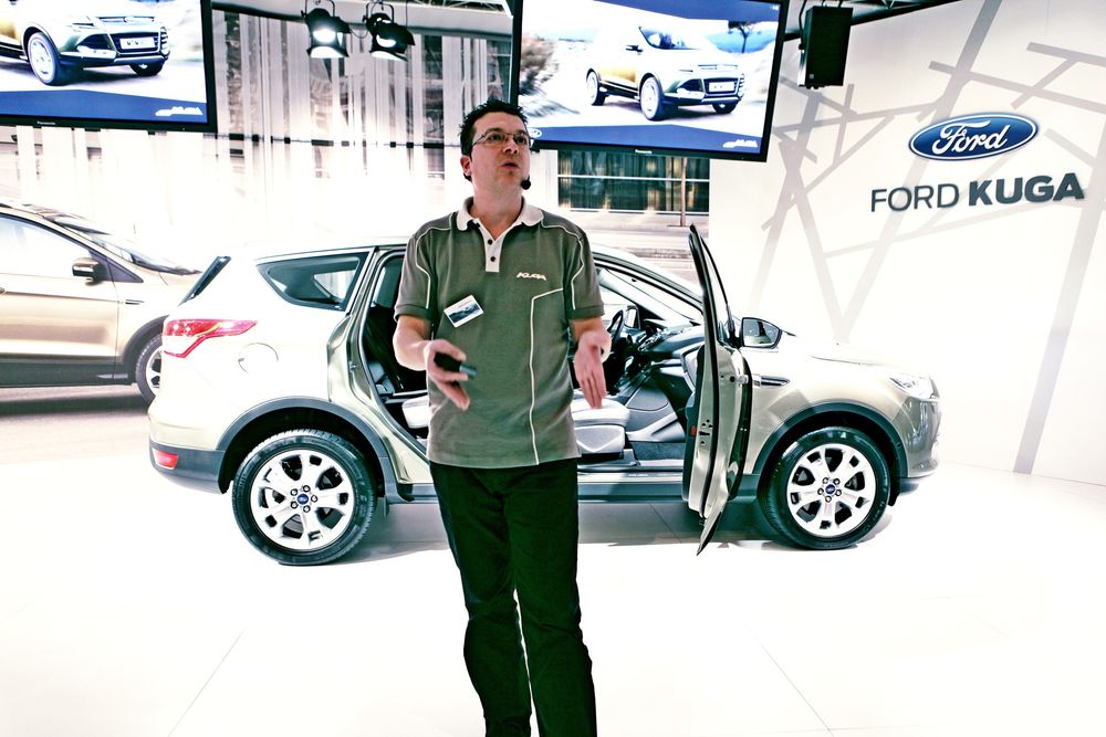 Én Ford: Sjefdesigner Jörg Stephan forklarer grepene som er gjort for at Ford Kuga skal kunne slå an over hele kloden. allle foto: Per Erlien Dalløkken  