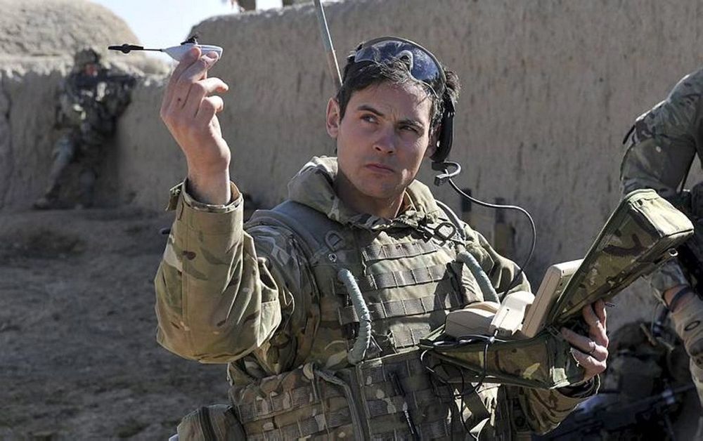 Sersjant Scott Weaver fra "The Queens Royal Lancers" sender av gårde en PD-100 Black Hornet fra en stilling i Afghanistan i forbindelse med Operation QALB. 