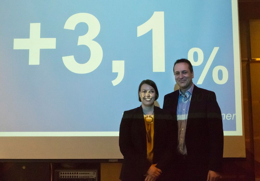 Informasjonssjef Marte Ottemo og direktør Jan Røsholm i Stiftelsen Elektronikkbransjen er godt fornøyd med veksten i bransjen, som står i sterk kontrast til nabolandene hvor fallet er betydlig.  
