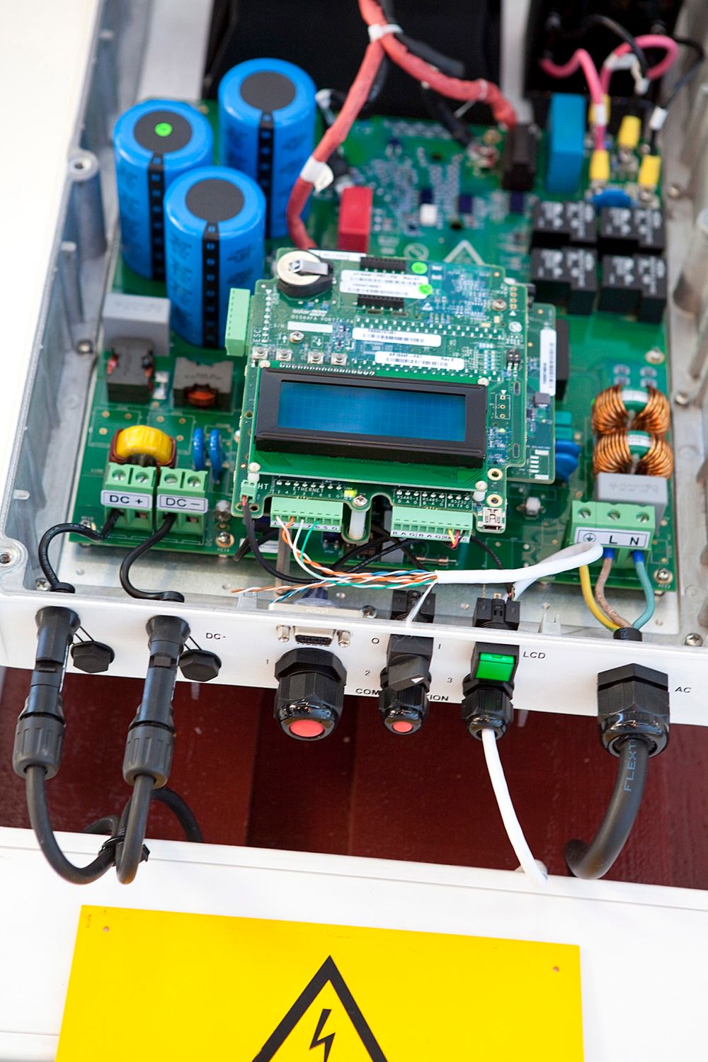 Styringselektronikk:  Denne elektronikken styrer sol­celleanlegget i Lørenskog.  foto: Tonje Hurum 
