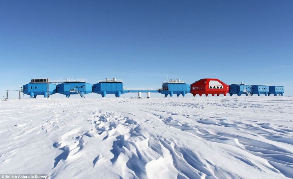 SPESIALDESIGNET: Britene har bygget en forskningsstasjon spesialdesignet for å ikke forsvinne i det ugjestmilde antarktiske klimaet. Foto: British Antarctic Survey