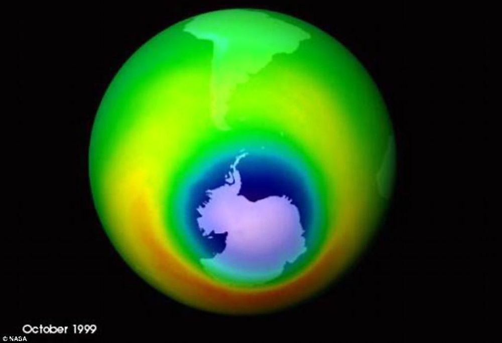 AVSLØRTE HULL I OZONLAGET: Her vises hullet i ozonlaget, identifisert ved hjelp av data fra 1985 samlet inn ved den gamle forskningsstasjonen Halley, Halley VIs forgjenger. Foto: British Antarctic Survey