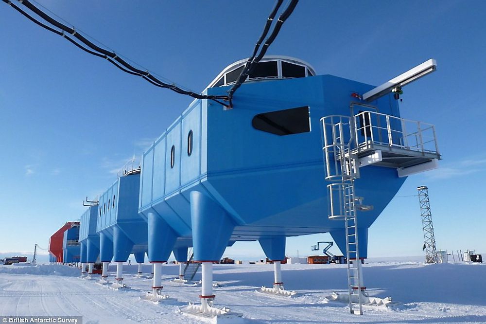 MED SKI PÅ BENA: Halley VI er den første forskningsstasjonen med ski på bena, og kan slepes til ny lokalitet ved behov. Når snøfallet blir for stort kan de hydrauliske bena jekkes opp. Foto: British Antarctic Survey