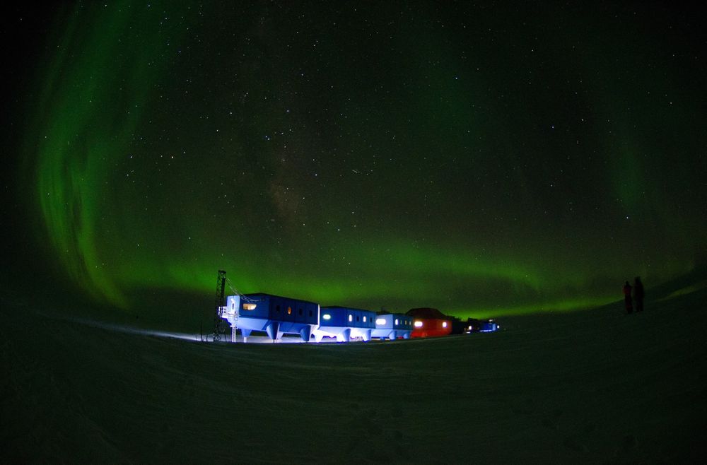 ØDE: Antarktis er det mest avsidesliggende stedet i verden, og den spektakulære plasseringen gir forskerne god anledning til å studere sørlyset; Antarktis' versjon av nordlyset. Foto: British Antarctic Survey