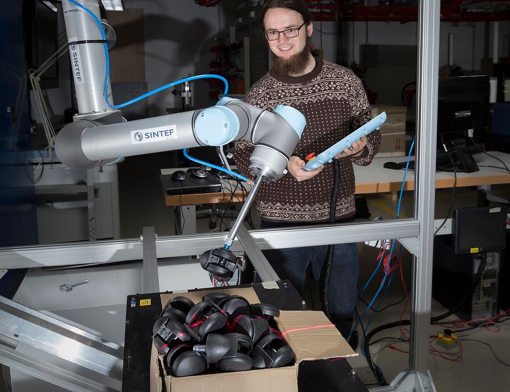 Det ene roboten som plukker stolhjul. Den andre har 3D-syn som gjenkjenner posisjonen til ulike deler.