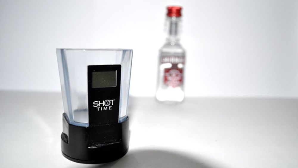 Shot Time: Det innebygde telleverket holder styr på den nøyaktige alkoholmengden du drikker i løpet av kvelden, ved å måle mengden væske som fylles og tømmes fra glasset.