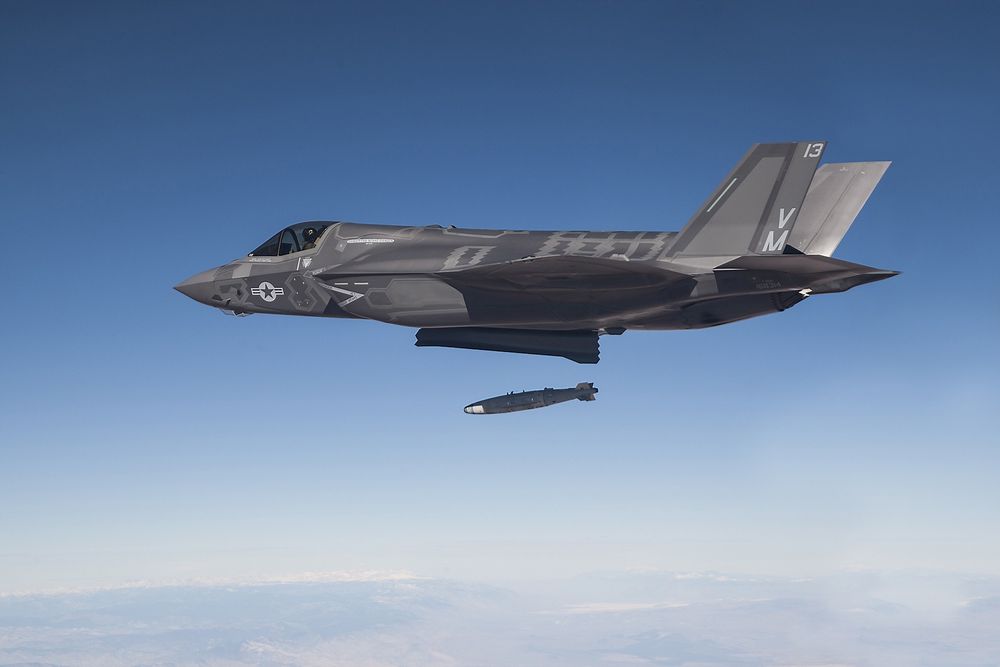 GBU-32-bomba forlater våpenrommet på F-35 i forbindelse med våpentesten 6. desember. 