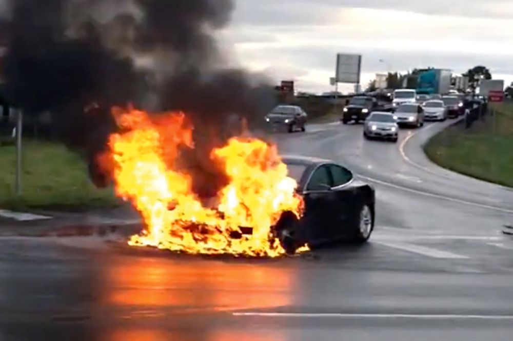 Tok fyr: I begynnelsen av oktober tok en Tesla modell­ S fyr utenfor Seattle. Brannvesenet hadde store problemer med å få kontroll over brannen. Selv om elbilbrannene er få, er de vanskelig å slukke.