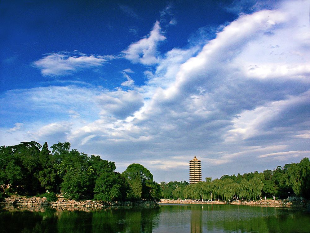 Peking Universityi Beijing er det beste universitet, ifølge en ny kåring. På bildet ses innsjøen på et av universitetets campus. 