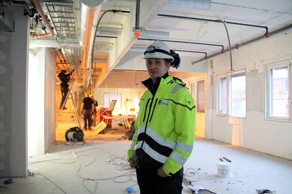 Thomas Engen Lund i Forny har gitt Grenseveien 95 en ny etasje. Her står han på gulvet som for kort tid siden ikke var der.