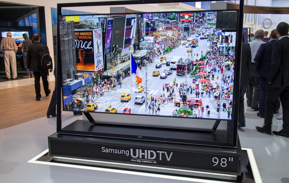 For de store stuene og tykke lommebøkene: Samsungs nye 98 tommer 4K-TV legger seg mellom deres allerede lanserte 85 og 110 tommer. 