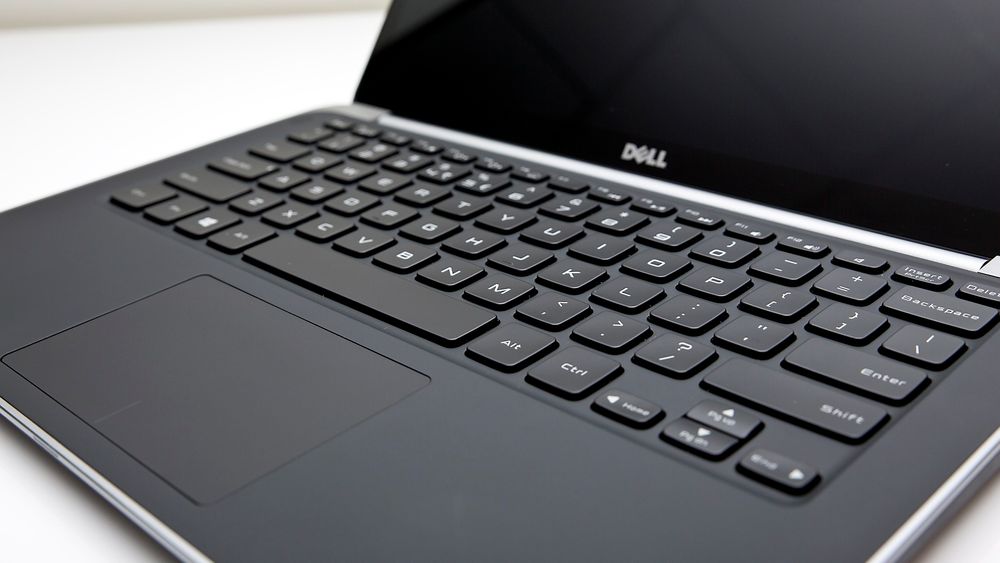  Dell har fått plass til et relativt dypt tastatur på XPS 13. Legg også merke til den gummierte finishen. 