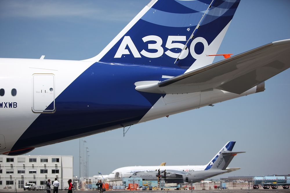 I bakgrunnen er de to forrige nye Airbus-modellene som har fløyet, MSN-001 av A380 og A400M. 