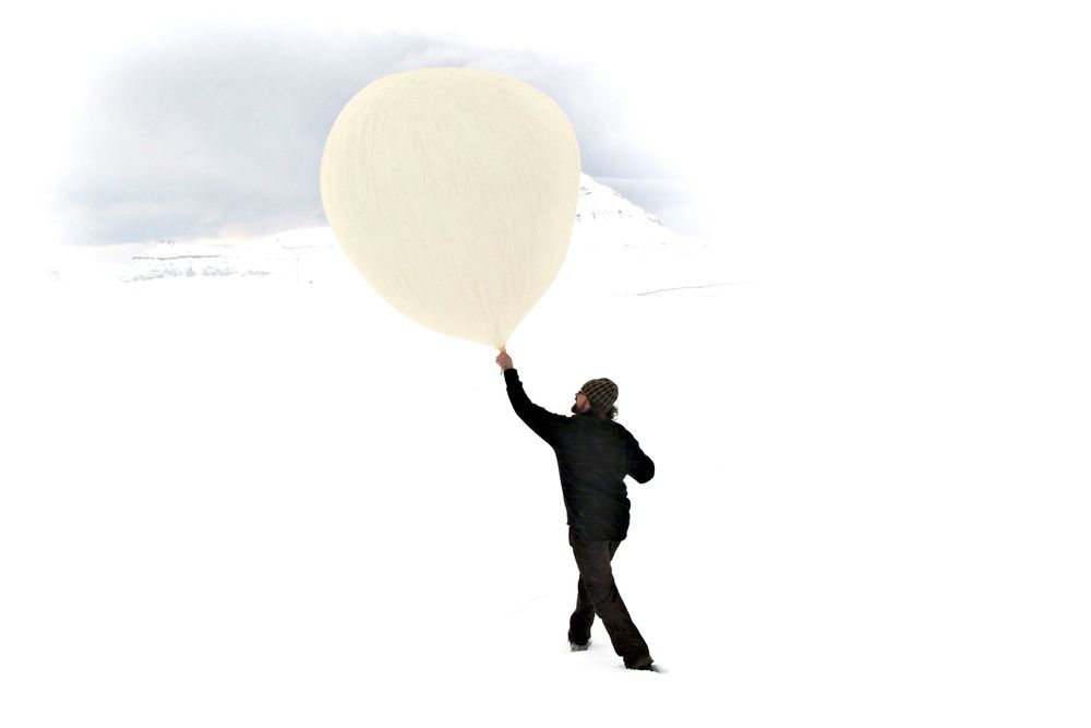 Samler viktig data: Værballonger slippes hver tredje time fra en forskningsstasjon i Ny-Ålesund på  Svalbard. Foto: Bjørn-Owe Holmberg / Samfoto/Scanpix  