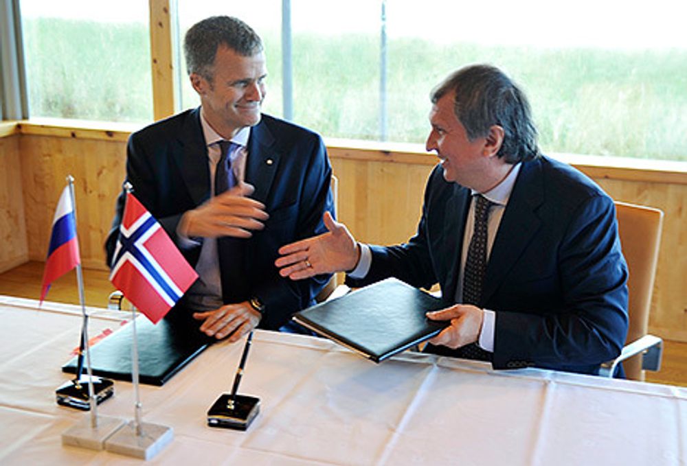 Bildet er fra 30. august 2012 da Rosnefts styreformann og konsernsjef Igor Sechin (t.h.) og Statoils konsernsjef Helge Lund inngikk første del av avtalen. (Foto: Harald Pettersen)