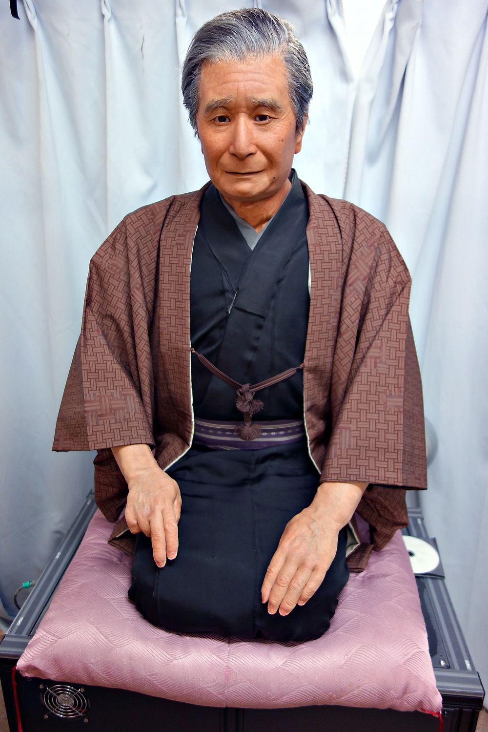 Nasjonalhelgen: Den berømte historiefortelleren Katsura Beicho er i dag 86 år. Gjennom robotkopien får han mulighet til å underholde det japanske publikummet i mange år fremover.  Beicho android developed by Breeze Arts Co., Ltd. Foto: Michael Stenberg  