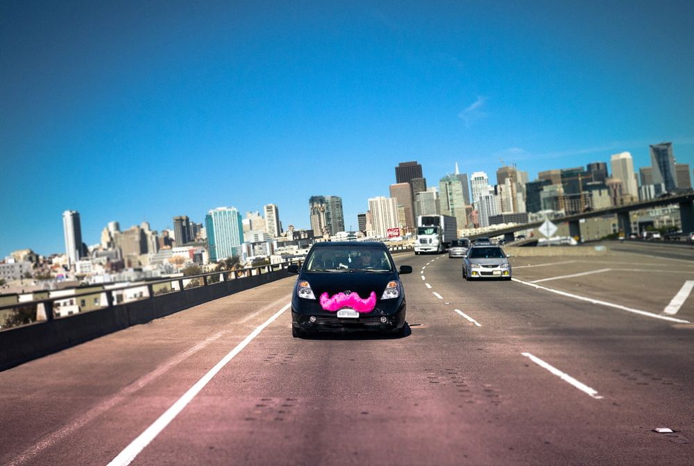 Selskapet Lyfts rosa barter er blitt selve symbolet på de nye «piratene». I motsetning til i en vanlig drosje sitter passasjerene foran i bilen, de hilser sjåføren med et knyttnevedunk og donerer et anbefalt beløp ved slutten av turen.