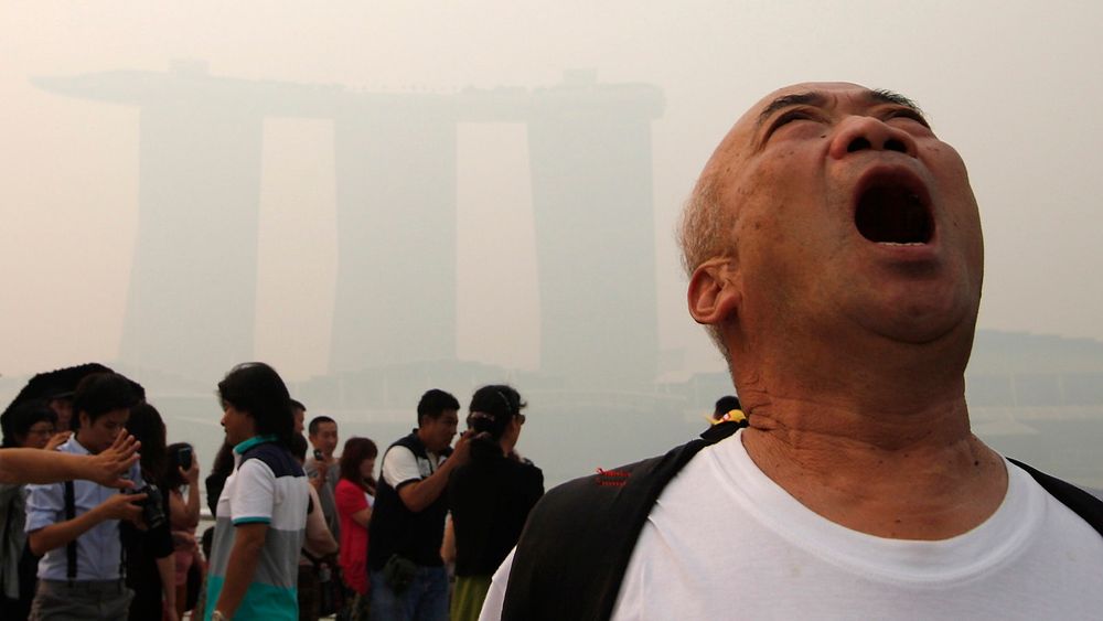 En turist gisper etter luft i Singapore, der smog – forurenset tåke – fra brenning av regnskog i nabolandet Indonesia har ført til forurensning på helsefarlig nivå.