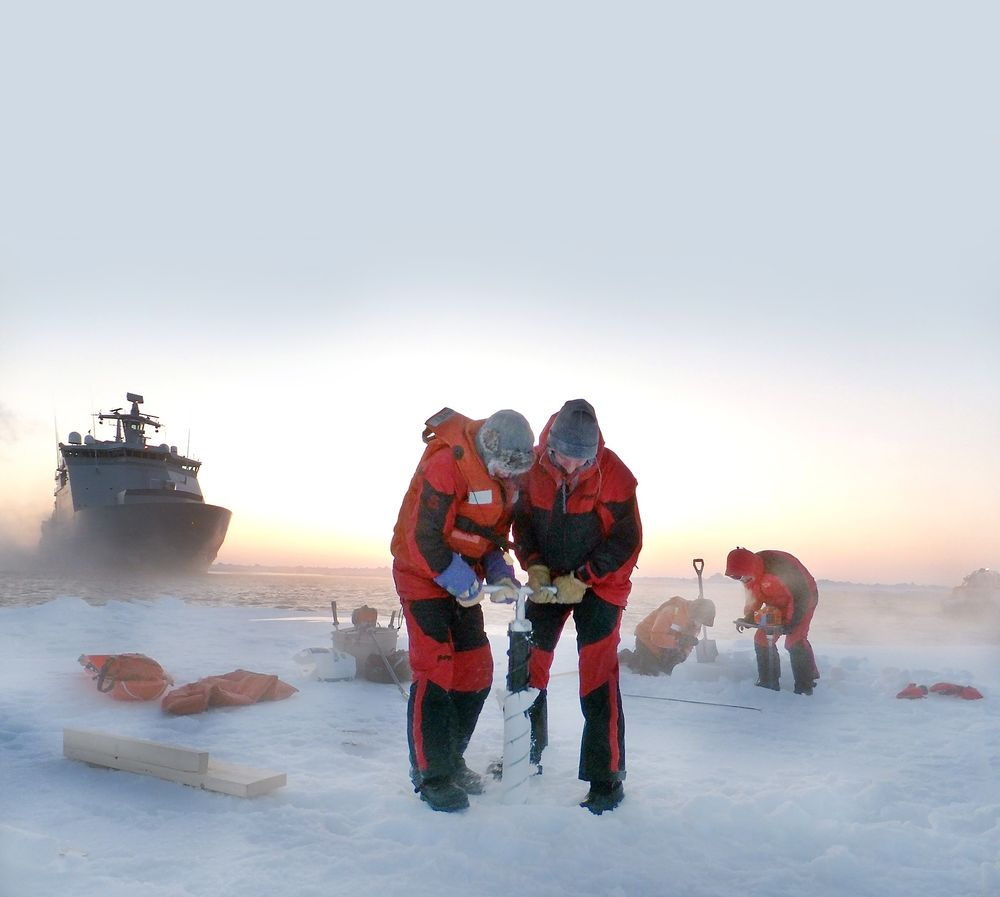 Test: Måling og karakterisering av sjøis i Framstredet under en Coldtech-ekspedisjon med KV Svalbard i 2012. Foto: Denise Sudom/National Research Council Canada  