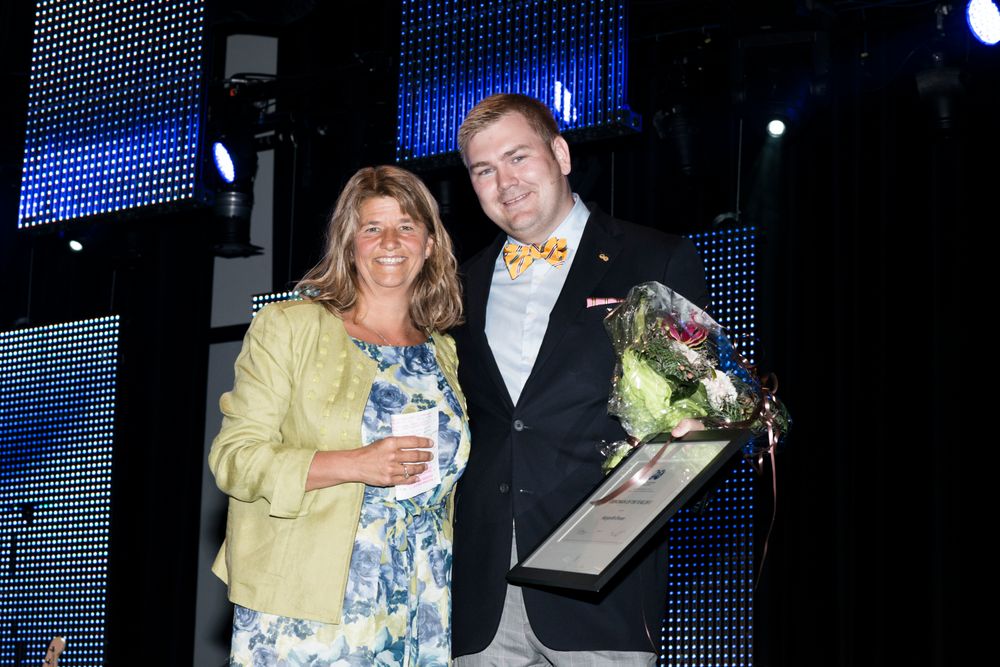 Oljekvinne: Statoils Margareth Ørvum fikk prisen av leder av SPE Stavanger, Hein Andre Langaker.
