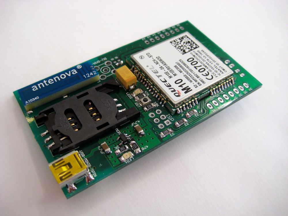 Arduino GSM Shield er et lite kretskort som lar deg koble til GPRS-nettverket med et vanlig SIM-kort.