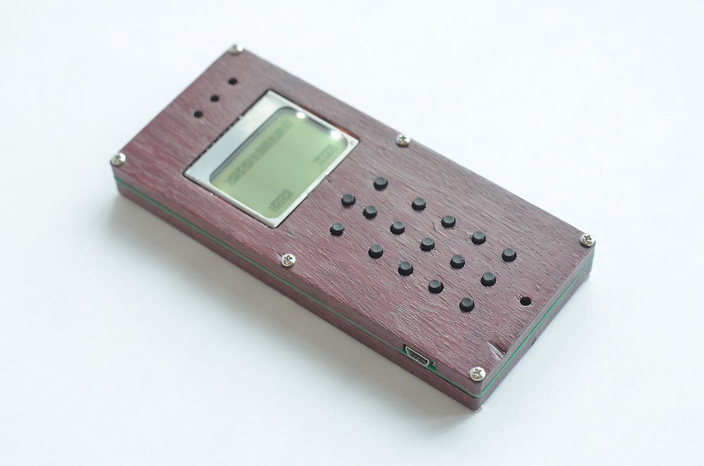 Her har designeren Dena Molnar fått prøve seg, og laget en telefon i rødt tre.