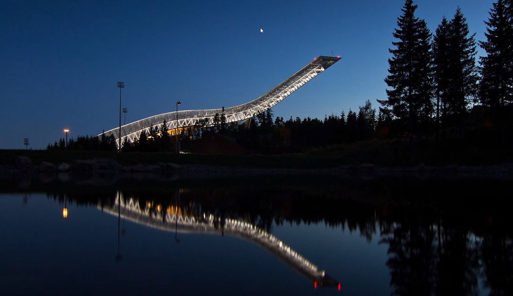 Nesten 7000 LED-lamper er montert i storbakken i Holmenkollen.