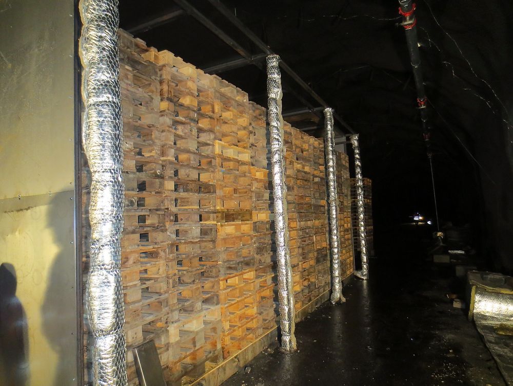 Et bål med 420 trepaller i en tunnel utenfor Åndalsnes skulle simulere en lastebilbrann i Stockholm.            