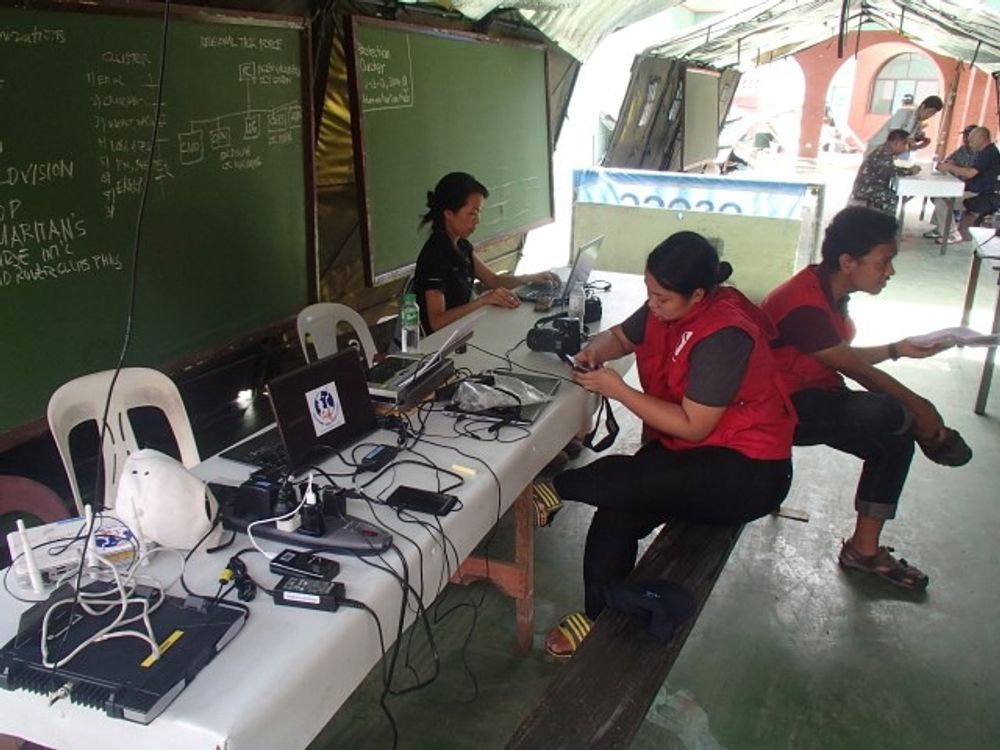 Telekomeksperter fra TSF sørger for telefon og internettforbindelse i de syklonrammede områdene på Filippinene.   