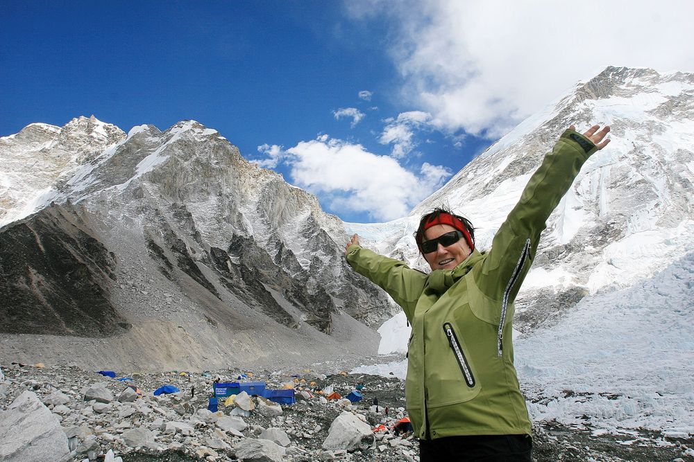 REISER VERDEN RUNDT: Arnhild Hatland begynte å jobbe offshore da hun var 50 år gammel. Målet var å bruke friperiodene til å oppfylle drømmene sine. Her er hun på Everest base camp på 5360 meter, med den berømte fjelltoppen i bakgrunnen. Foto: Privat